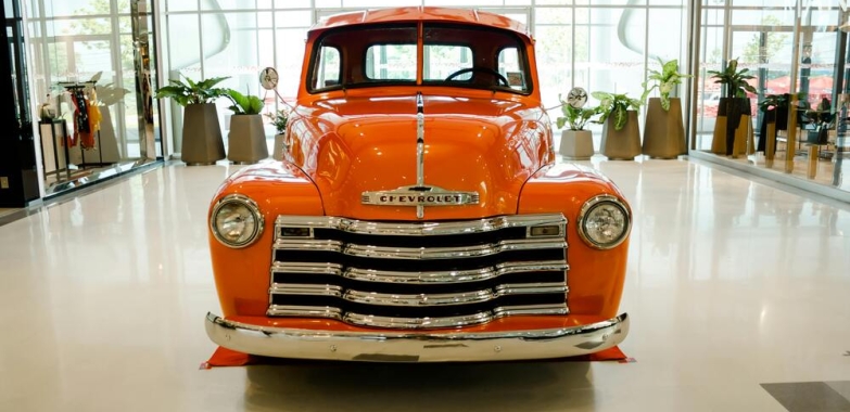 Venda veículos especiais e de luxo com destaque no Momo Garage Brasil